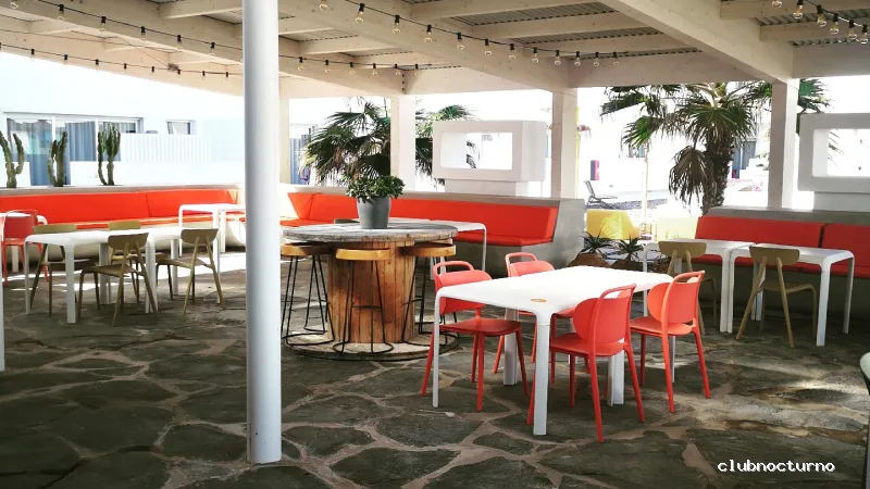 &Waves food and drink