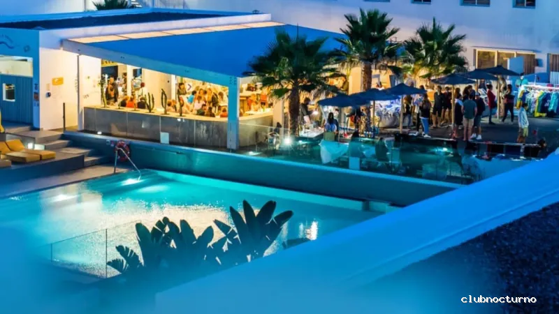 &Waves food and drink