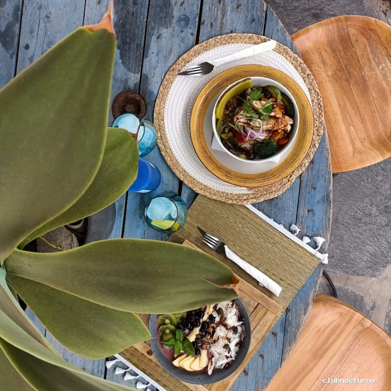 &Waves food and drink