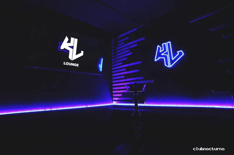 𝙆𝘼𝙇𝘼𝙎 𝙇𝙊𝙐𝙉𝙂𝙀 / 𝙎𝙃𝙄𝙎𝙃𝘼 𝘽𝘼𝙍 𝙔 𝘾𝙊𝘾𝙏𝙀𝙇𝙀𝙎