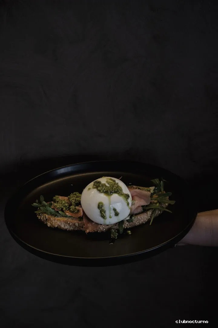 MOON LOUNGE CAFÉ & COCKTAIL BAR