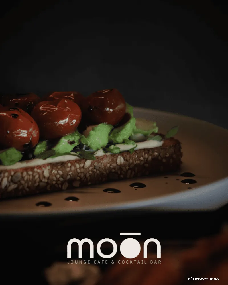 MOON LOUNGE CAFÉ & COCKTAIL BAR