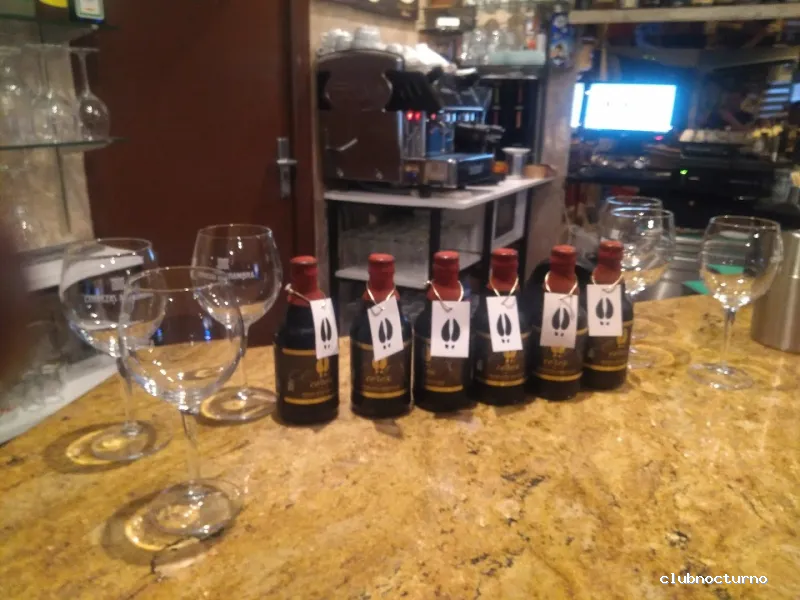 Disco Bar Azul y Blanco