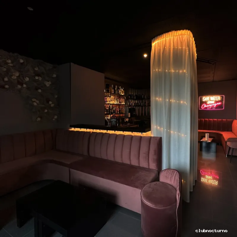 Rosé Rosé Lounge Bar