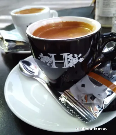 Lounge HEROES & ROSAS – Cócteles y Música en Bormujos