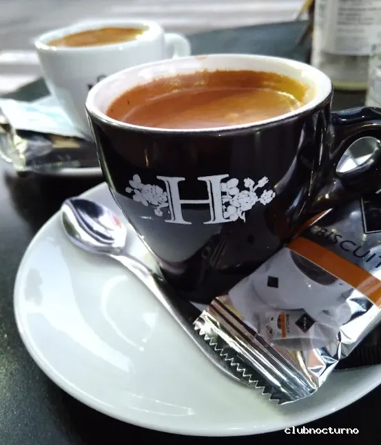 Lounge HEROES & ROSAS – Cócteles y Música en Bormujos