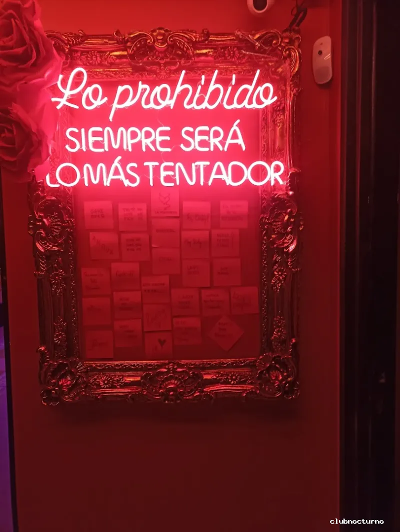 LA PROHIBIDA LOUNGE BAR