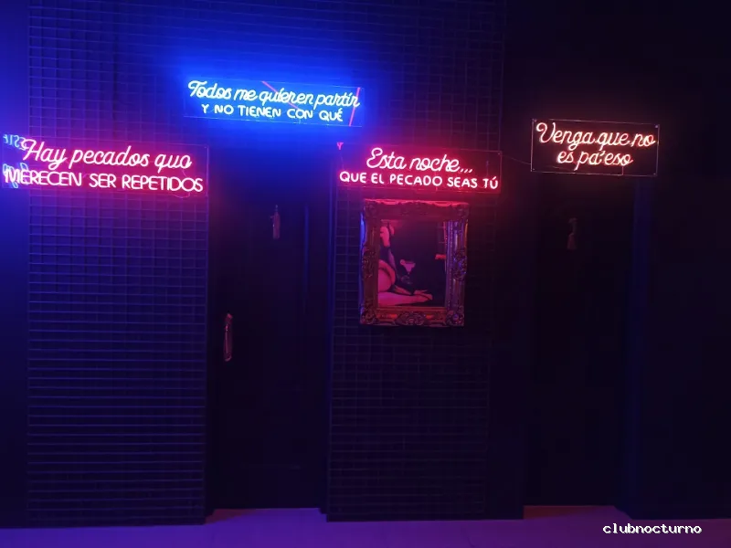 LA PROHIBIDA LOUNGE BAR