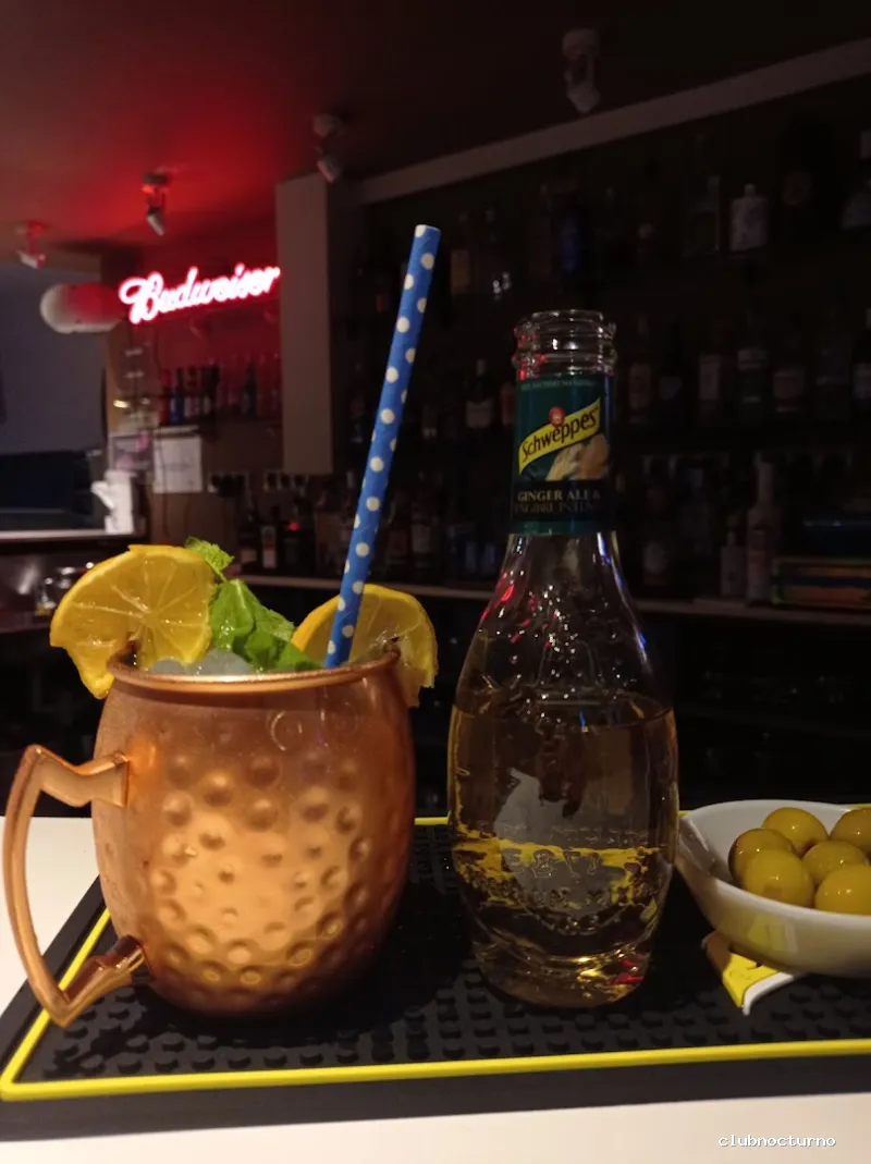 Pub musical Oasis Cócteleria y karaoke