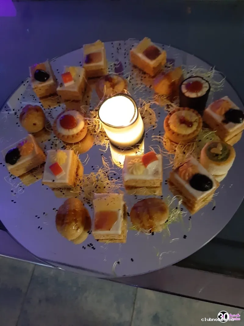 Aura copas linares pub