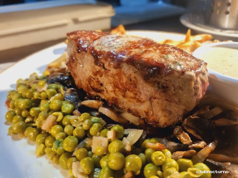 Retro Bar & Restaurant