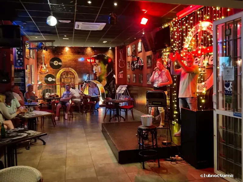 Retro Bar & Restaurant