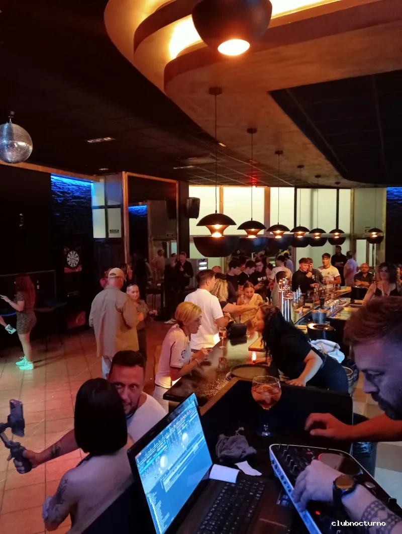 LA NIT CLUB & LOUNGE BAR