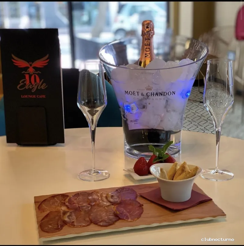 10 Eagle Lounge Cafe