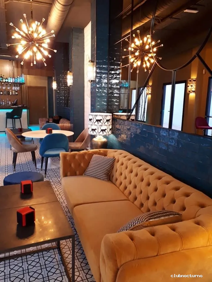 10 Eagle Lounge Cafe