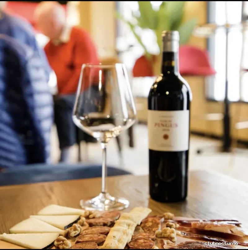 10 Eagle Lounge Cafe