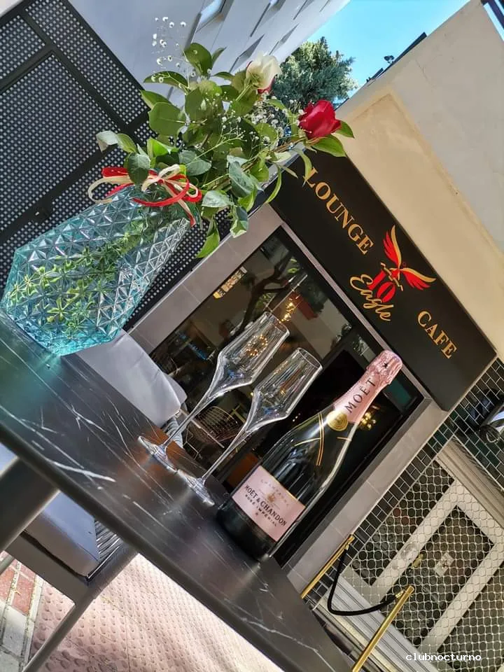 10 Eagle Lounge Cafe