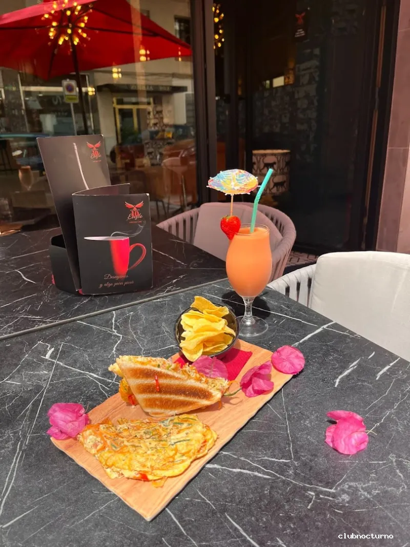 10 Eagle Lounge Cafe